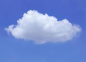 nuage unique avec ciel bleu photo
