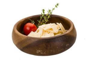 Fromage parmigiano-reggiano dans un bol sur fond blanc photo