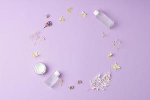 composition minimale avec des produits cosmétiques de soins de la peau et des fleurs sur la rose. mise à plat, espace de copie photo