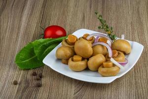 vue sur le plat de champignons marinés photo