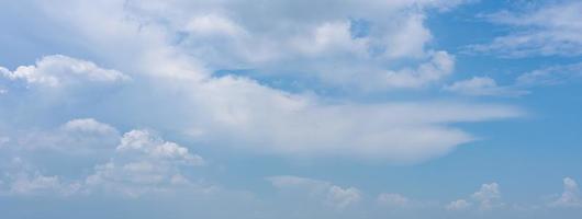 beau ciel bleu avec des nuages qui ressemblent à des cieux en été photo