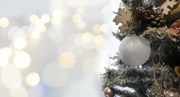 boule de neige sur le sapin de noël avec fond bokeh. photo