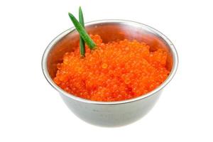 Caviar rouge dans un bol sur fond blanc photo