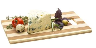 fromage bleu sur blanc photo