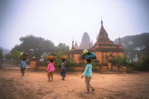 mode de vie de la population locale avec les anciennes pagodes du vieux bagan, une ancienne ville située dans la région de mandalay au myanmar photo