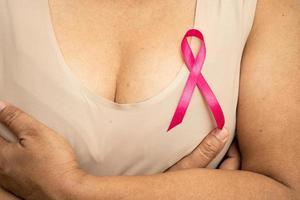 cancer du sein, ruban rose chez une dame âgée asiatique pour soutenir la sensibilisation, symbole de la journée mondiale du cancer du sein. photo