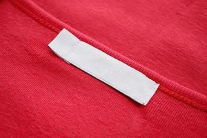 étiquette de vêtements blancs vierges sur une nouvelle chemise rouge photo