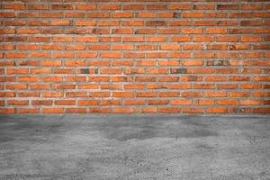 mur de briques vide avec intérieur de salle au sol en béton photo