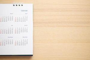 page de calendrier gros plan sur fond de table en bois concept de réunion de rendez-vous de planification d'entreprise photo