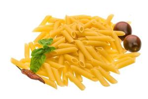 macaroni cru sur blanc photo