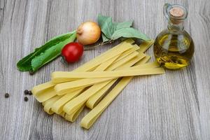 fettuccine sur fond de bois photo