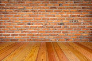 mur de brique vide avec intérieur de salle de plancher en bois photo