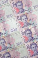 un gros plan d'un modèle de nombreux billets en monnaie ukrainienne d'une valeur nominale de 200 hryvnia. image de fond sur les affaires en ukraine photo