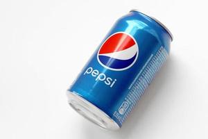 ternopil, ukraine - 28 mai 2022 boisson pepsi froide peut om fond blanc. pepsi est une boisson gazeuse produite par pepsico photo