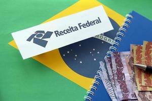 ternopil, ukraine - 20 mai 2022 logo fédéral de la receita brésilienne imprimé sur papier. receita federal est l'agence brésilienne des services fiscaux fédéraux et un secrétariat du ministère de l'économie photo
