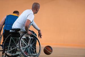 Anciens combattants handicapés de guerre mixtes et équipes de basket-ball d'âge en fauteuil roulant jouant un match d'entraînement dans une salle de sport. concept de réadaptation et d'inclusion des personnes handicapées photo