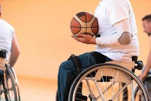 photo en gros plan de fauteuils roulants et d'anciens combattants handicapés jouant au basket-ball sur le terrain