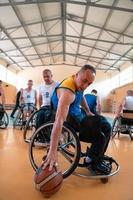 photo en gros plan de fauteuils roulants et d'anciens combattants handicapés jouant au basket-ball sur le terrain