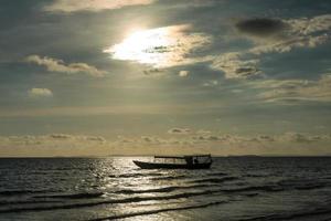 coucher de soleil sur la plage photo