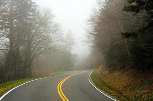 route de montagne dans la brume photo