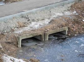 système d'évacuation des eaux usées. eau couverte de glace. photo