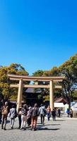 porte torii debout à l'entrée du sanctuaire meiji jingu dans la forêt urbaine de harajuku, tokyo. photo