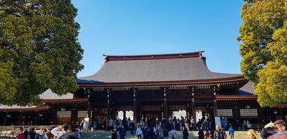 japon en avril 2019. des touristes d'asie, d'inde, d'amérique et d'europe visitent le temple meiji. photo