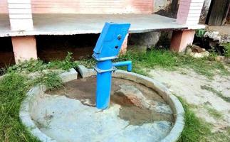 pompe à main utilisée surtout dans les villages ruraux. c'est une machine très bon marché et la meilleure pour remplir l'eau domestique photo