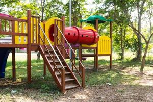 aire de jeux pour enfants moderne dans le parc photo