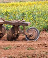 tracteur dans un jardin fleuri photo