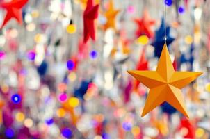 ornements étoiles colorés suspendus pour décorer pour les vacances de noël. photo