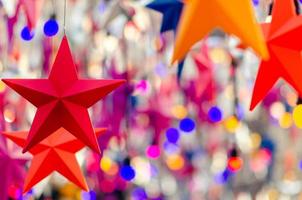 ornements étoiles colorés suspendus pour décorer pour les vacances de noël. photo