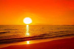 paysages marins de beau coucher de soleil ciel rose sur la plage de la mer en vacances pour voyager photo