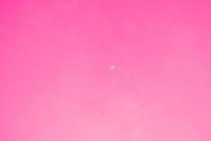 demi-lune le matin sur ciel rose photo