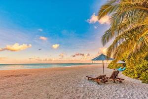 plage incroyable. chaises sur la mer de la plage de sable. station balnéaire de vacances d'été de luxe en tant que conception touristique. paysage tropical panoramique. paysage tranquille, plage relaxante, panorama paradisiaque pour les couples romantiques photo