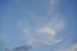 nuages doux et ciel bleu avec espace de copie pour fond de bannière ou de papier peint photo