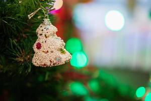 boules de noël décorées sur fond de vacances de nouvel an sapin photo