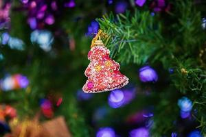 boules de noël décorées sur fond de vacances de nouvel an sapin photo