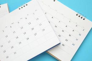 page de calendrier gros plan sur fond bleu concept de réunion de rendez-vous de planification d'entreprise photo