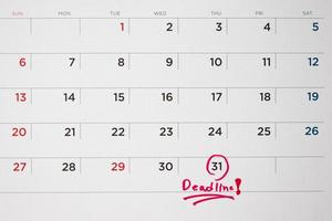 date limite écrire sur la page calendrier blanc date gros plan photo