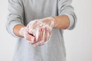 homme se laver les mains avec du savon pour le concept de prévention du virus corona covid-19