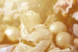 photo de coffrets cadeaux de luxe sous le sapin de noël, décorations pour la maison du nouvel an, emballage doré des cadeaux du père noël, sapin festif décoré de guirlandes, de boules et de jouets, fête traditionnelle