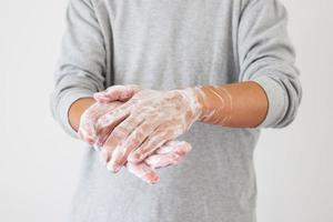 homme se laver les mains avec du savon pour le concept de prévention du virus corona covid-19