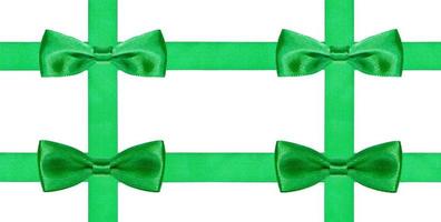 quatre gros noeuds verts sur quatre rubans de satin photo