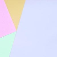fond de texture de couleurs pastel de mode. papiers à motifs géométriques roses, violets, orange et bleus. photo