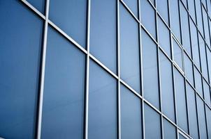 fenêtres bleues unies de l'immeuble de bureaux. mur de verre photo
