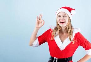 gros plan d'une femme heureuse caucasienne portant des vêtements de père noël photo