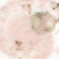 teinture de cravate en spirale rose. tissu tourbillon teint. fleur photo