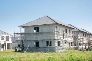 construction d'une nouvelle maison résidentielle à partir d'un système de préfabrication en cours sur le chantier photo