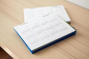 page de calendrier gros plan sur fond de table en bois concept de réunion de rendez-vous de planification d'entreprise photo
